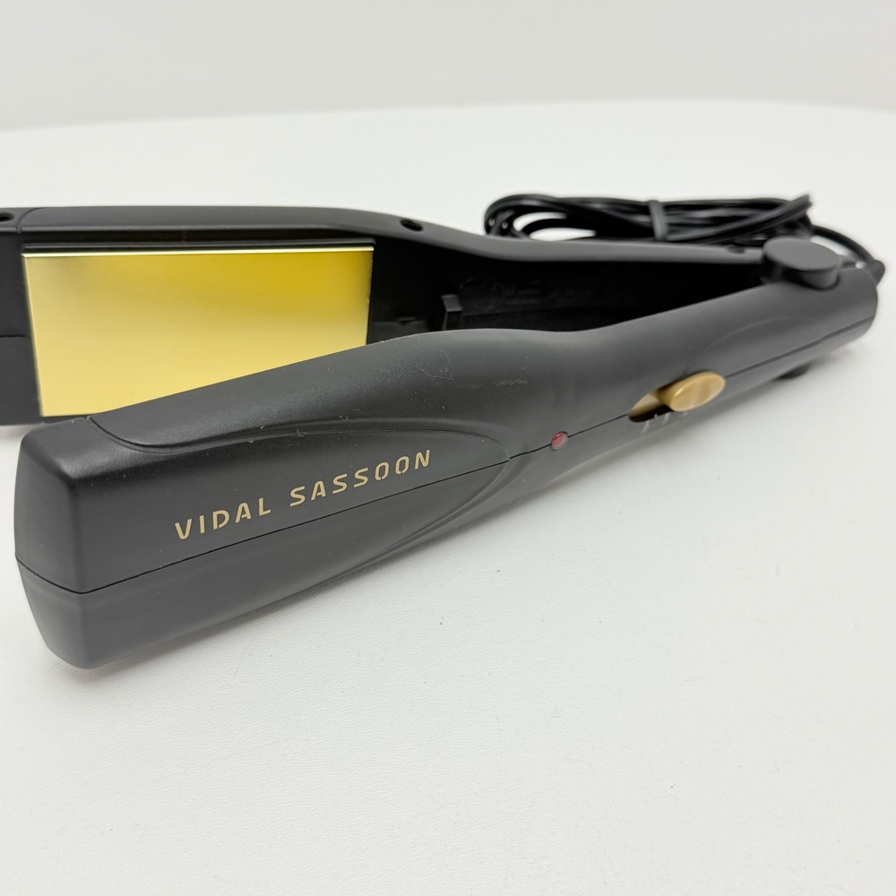Vidal Sassoon VS129 Hair Straightener Flat Iron 2 Inch Gold Plates 120V 30W